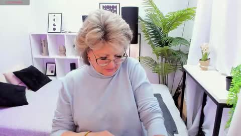 Snapshot of evelynblissful chatting on 1, 12, 2025 Evelyn online show from 1, 12, 2025