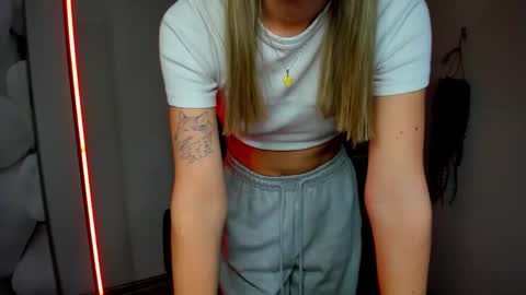 Snapshot of evelynblond chatting on 3, 12, 2025 evelynblond online show from 3, 12, 2025