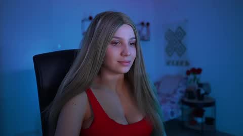 evelyncage_ online show from 4, 3, 2025