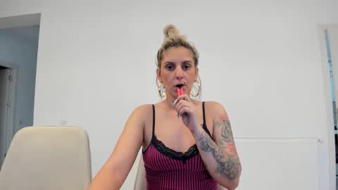 Snapshot of evelynevyyy chatting on 4, 3, 2026 evelynevyyy online show from 4, 3, 2026