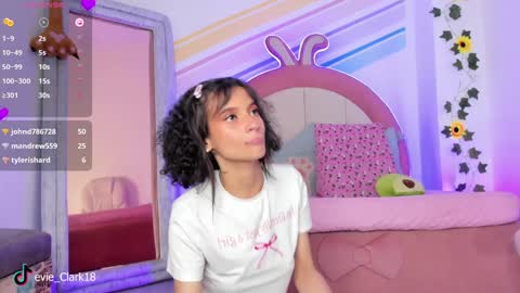 Snapshot of evie_clark_ chatting on 7, 1, 2025 My name is Evie nice to meet you really get to know me better private is open online show from 7, 1, 2025