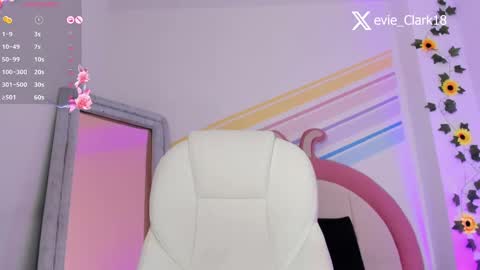 Snapshot of evie_clark_ chatting on 7, 3, 2025 My name is Evie nice to meet you really get to know me better private is open online show from 7, 3, 2025