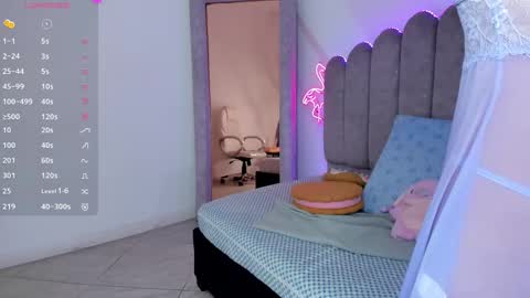 Snapshot of evie_clark_ chatting on 25, 9, 2025 My name is Evie nice to meet you really get to know me better private is open online show from 25, 9, 2025