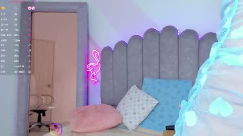 Snapshot of evie_clark_ chatting on 19, 11, 2025 My name is Evie nice to meet you really get to know me better private is open online show from 19, 11, 2025