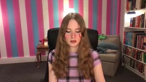 Snapshot of eviecam chatting on 18, 12, 2025 Evie3 online show from 18, 12, 2025