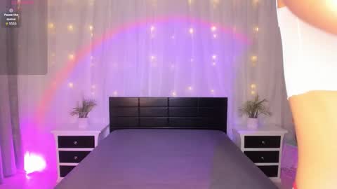 Snapshot of evoletbee chatting on 17, 12, 2025 Evolet online show from 17, 12, 2025