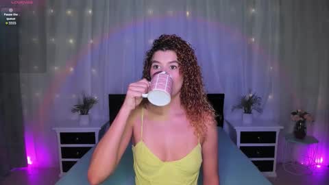 Snapshot of evoletbee chatting on 19, 12, 2025 Evolet online show from 19, 12, 2025