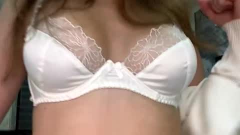 Snapshot of evonnesilvestre chatting on 17, 10, 2025 Eva online show from 17, 10, 2025
