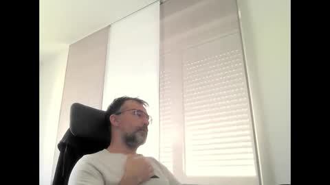 Snapshot of exhibit77 chatting on 23, 5, 2026 exhibit77 online show from 23, 5, 2026
