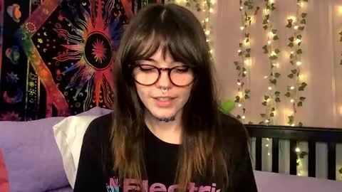 Snapshot of faerienugs chatting on 23, 10, 2025 Faerie 3 online show from 23, 10, 2025