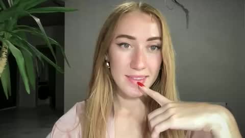 Snapshot of fairy_face chatting on 9, 9, 2025 fairy_face online show from 9, 9, 2025