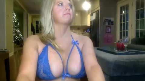 Snapshot of fallonfuxxxx chatting on 14, 12, 2025 fallonfuxxxx online show from 14, 12, 2025