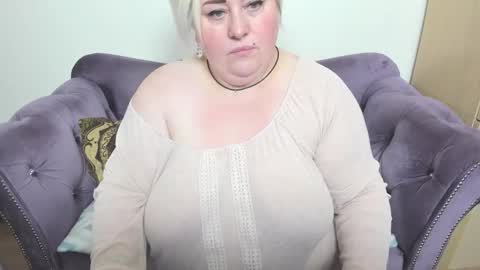 Snapshot of fashiona chatting on 28, 10, 2025 fashiona online show from 28, 10, 2025