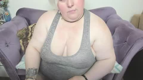 Snapshot of fashiona chatting on 15, 12, 2025 fashiona online show from 15, 12, 2025