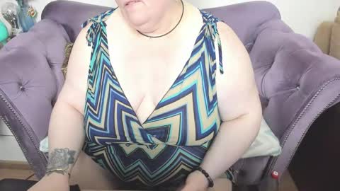 Snapshot of fashiona chatting on 17, 12, 2025 fashiona online show from 17, 12, 2025