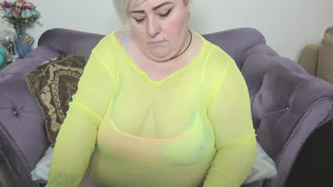 Snapshot of fashiona chatting on 18, 12, 2025 fashiona online show from 18, 12, 2025