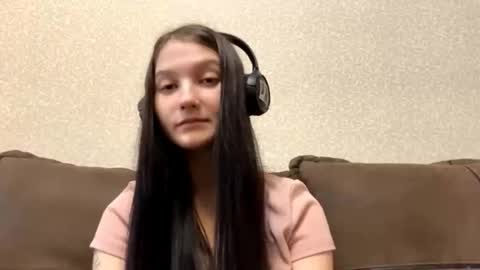 Snapshot of faustinabartosh chatting on 24, 10, 2025 Aurora 18yo online show from 24, 10, 2025