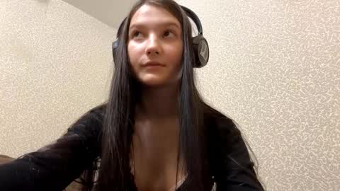 Snapshot of faustinabartosh chatting on 6, 11, 2025 Aurora 18yo online show from 6, 11, 2025