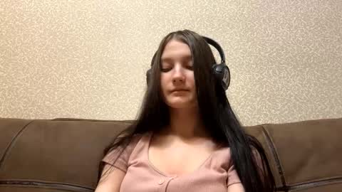 Snapshot of faustinabartosh chatting on 11, 11, 2025 Aurora 18yo online show from 11, 11, 2025