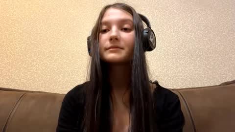 Snapshot of faustinabartosh chatting on 17, 11, 2025 Aurora 18yo online show from 17, 11, 2025