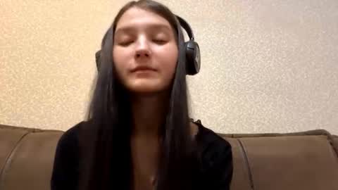 Snapshot of faustinabartosh chatting on 18, 11, 2025 Aurora 18yo online show from 18, 11, 2025