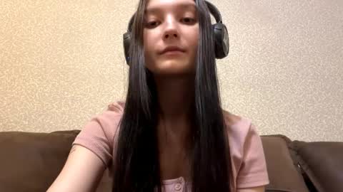 Snapshot of faustinabartosh chatting on 30, 11, 2025 Aurora 18yo online show from 30, 11, 2025