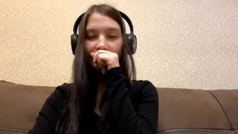 Snapshot of faustinabartosh chatting on 5, 12, 2025 Aurora 18yo online show from 5, 12, 2025