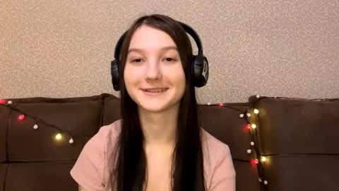 Snapshot of faustinabartosh chatting on 15, 12, 2025 Aurora 18yo online show from 15, 12, 2025