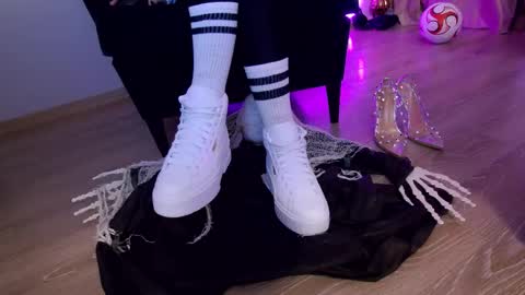 Snapshot of feetvibe chatting on 20, 10, 2025 FeetVibe online show from 20, 10, 2025