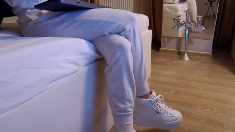 Snapshot of feetvibe chatting on 12, 11, 2025 FeetVibe online show from 12, 11, 2025