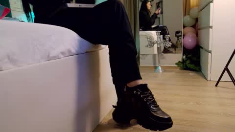 Snapshot of feetvibe chatting on 5, 12, 2025 FeetVibe online show from 5, 12, 2025