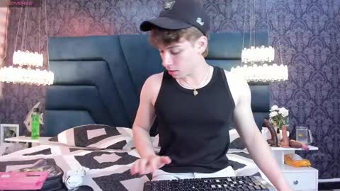 Snapshot of femboy_max chatting on 18, 12, 2025 Femboy Max online show from 18, 12, 2025