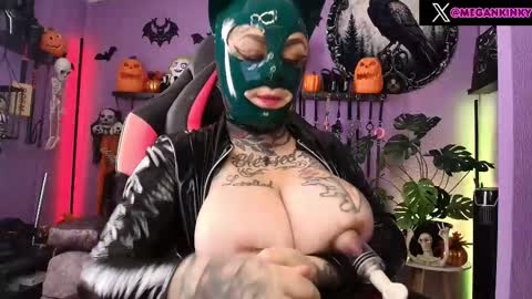 Snapshot of fetishkinkymegan chatting on 13, 10, 2025 kinky Megan Draven online show from 13, 10, 2025