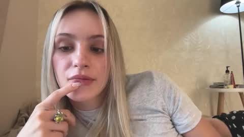 Snapshot of fflloowweerr chatting on 22, 9, 2025 Lisa online show from 22, 9, 2025