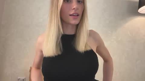 Snapshot of fflloowweerr chatting on 3, 12, 2025 Lisa online show from 3, 12, 2025