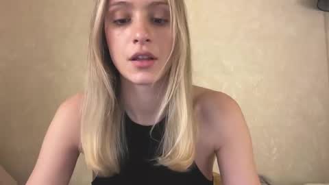 Snapshot of fflloowweerr chatting on 15, 12, 2025 Lisa online show from 15, 12, 2025