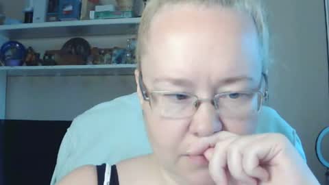 Snapshot of fialkaxl chatting on 4, 8, 2026 fialkaxl online show from 4, 8, 2026