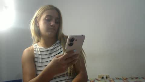 Snapshot of fingers_the_ass chatting on 17, 12, 2024 hotmilk online show from 17, 12, 2024