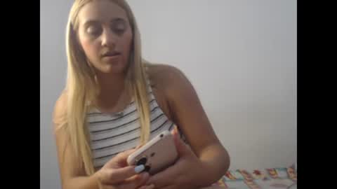 Snapshot of fingers_the_ass chatting on 18, 12, 2024 hotmilk online show from 18, 12, 2024