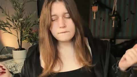 Snapshot of fioramarmoris chatting on 19, 10, 2025 fiora online show from 19, 10, 2025