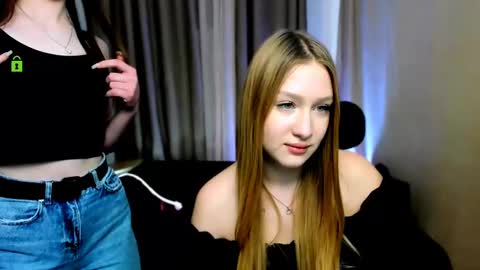 Snapshot of flora_ri chatting on 18, 2, 2025 just ask me online show from 18, 2, 2025