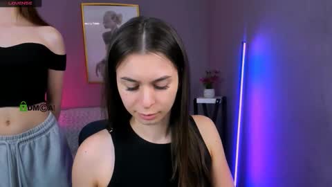 Snapshot of flora_ri chatting on 24, 11, 2025 just ask me online show from 24, 11, 2025