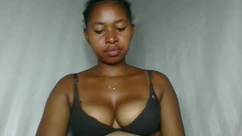 Snapshot of florencia011 chatting on 14, 12, 2025 florencia011 online show from 14, 12, 2025