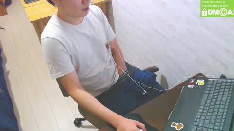 Snapshot of flowerbox chatting on 8, 3, 2025 flowerbox online show from 8, 3, 2025