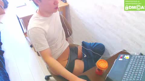 Snapshot of flowerbox chatting on 9, 3, 2025 flowerbox online show from 9, 3, 2025