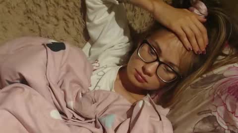 Snapshot of flowercandydoll13 chatting on 14, 9, 2025 say meow and send tip online show from 14, 9, 2025