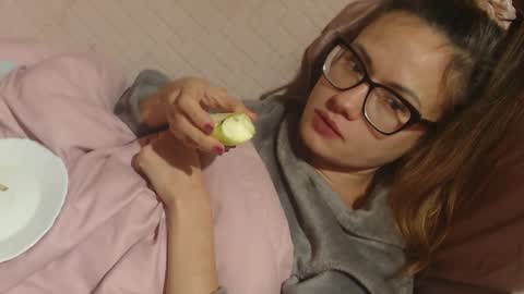 Snapshot of flowercandydoll13 chatting on 15, 11, 2025 say meow and send tip online show from 15, 11, 2025