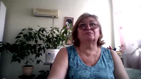 Snapshot of flowerlover8 chatting on 9, 2, 2025 Flowerlower online show from 9, 2, 2025