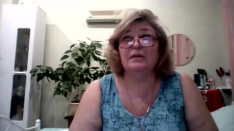 Snapshot of flowerlover8 chatting on 11, 2, 2025 Flowerlower online show from 11, 2, 2025
