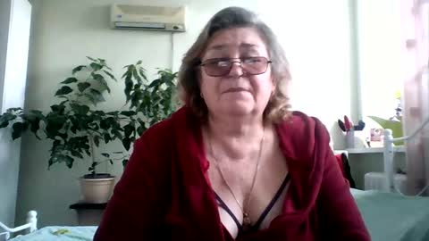Snapshot of flowerlover8 chatting on 4, 3, 2025 Flowerlower online show from 4, 3, 2025